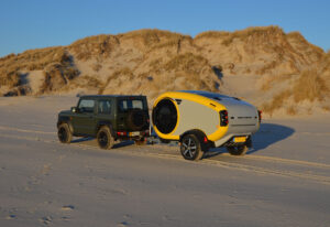 Jimny og Mink-S ved havet